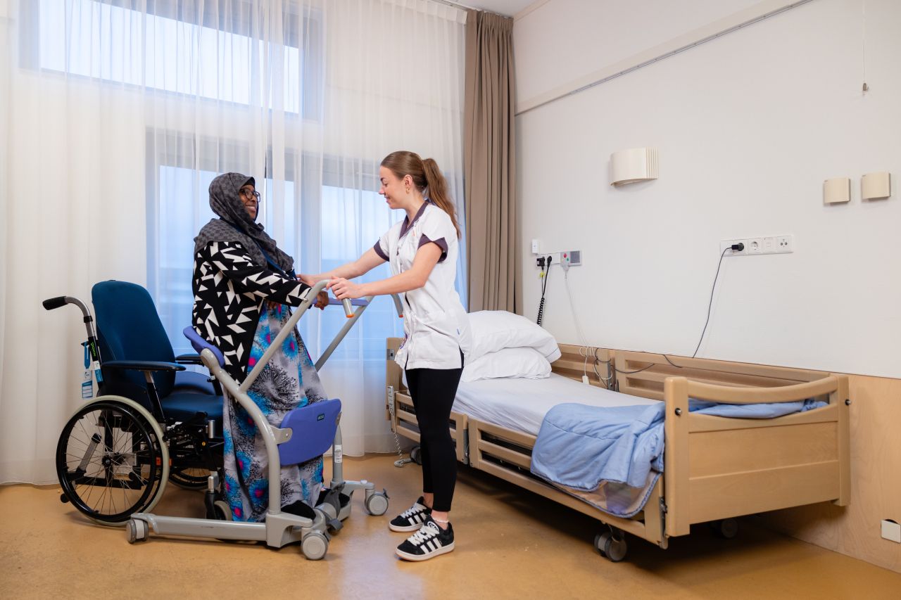 Helpen uit de rolstoel